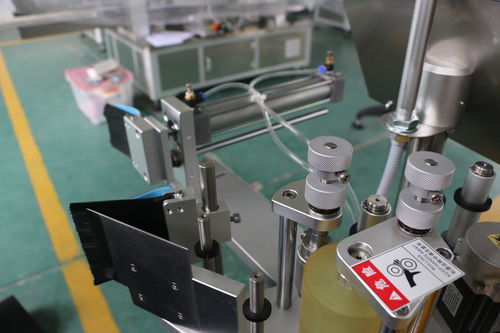 簡(jiǎn)易平側(cè)面不干膠貼標(biāo)機(jī) 伺服引擎60型